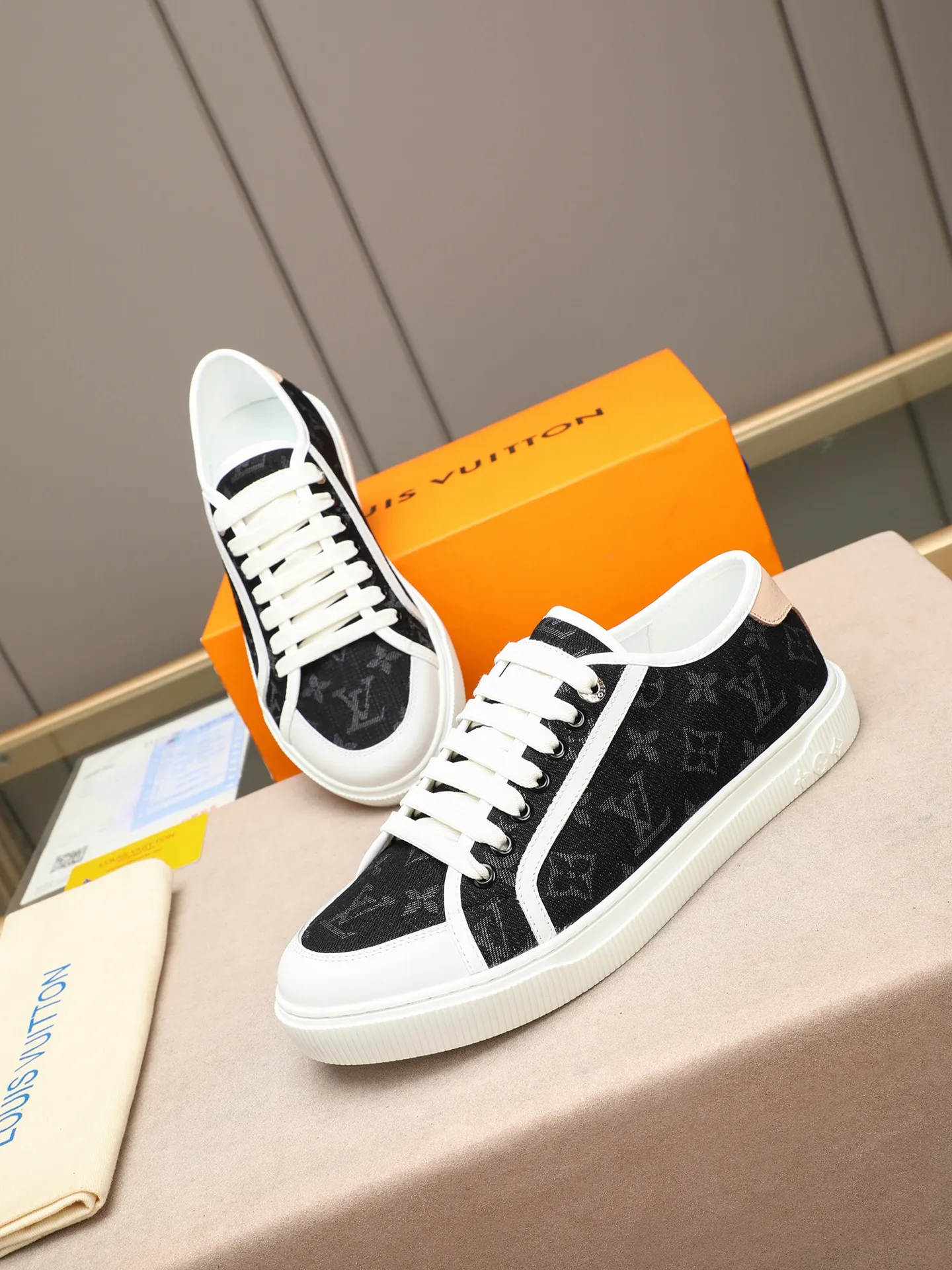 Men's Men's Shoes 💰440 𝐋𝐨𝐮𝐢𝐬 𝐕𝐮𝐢𝐭𝐭𝐨𝐧 𝟮𝟬𝟮𝟱/𝐬𝐬 Louis Vuitton's new spring and summer casual sports sneakers have a youthful atmosphere and are very youthful on the feet! Comfortable and light on the feet! The color is also very youthful! The upper is exclusively decorated with LV accessories! Make the whole shoe more flexible! The special electro-printed logo on the upper has a sense of design and is super recognizable! Beautiful and generous! ! It’s super easy to walk on! Specific denim surface material, sheepskin lining, original molded outsole Size: 38-44 (45 customized)
